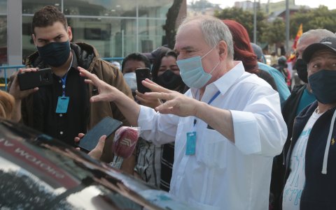 Abdalá Bucaram visitó a su hijo cuando estaba en la cárcel 4 de Quito, luego de suspenderse los procesos en su contra, tras su candidatura electoral.