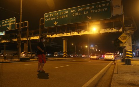 Los peatones no se arriesgan a cruzarlo. Solo en la mañana, que se sienten más seguros, dan el paso, y si no hay en ellos consumidores, advierten.