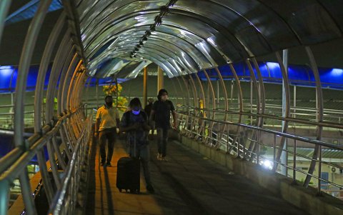 En el paso peatonal que une a la Terminal Terrestre con la estación de la Metrovía, solo un tramo está iluminado. De lado de la terminal, todo está a oscuras.