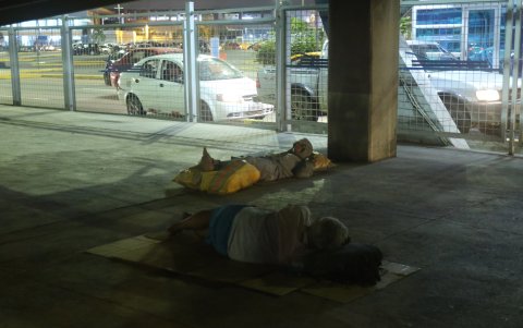 Bajo la estructura ubicada al pie de la terminal terrestre, la gente duerme, vive y hasta consume alcohol y drogas, denuncian.