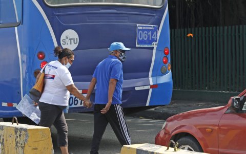 Cuando los carros invaden la zona cebra los peatones tienen caminar entre carros.