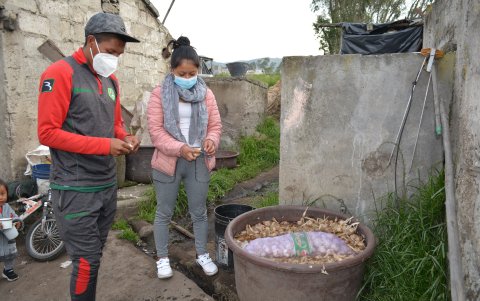 Jonathan Capuz, delantero del Mushuc Runa, ayuda a su esposa a preparar los productos para llevarlos al mercado.