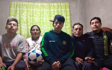Kevin Caisaguano, jugador indígena del Mushuc Runa, cuenta con el apoyo de su familia.