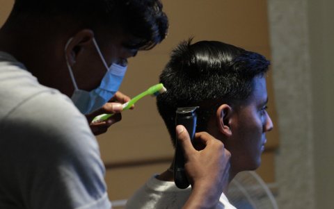 Creatividad. Víctor Navarrete pidió una máquina a una tienda virtual, vio tutoriales y ahora corta el cabello a sus amigos y familiares.