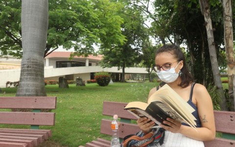 Lectura. Alejandra Lager opta por salir a caminar y leer en el parque.