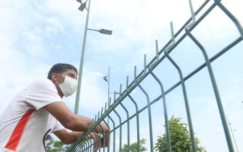 Enrique León sale a hacer ejercicios, extraña los partidos de fútbol con público.