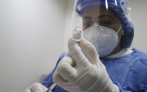 Dosis. En el Hospital de la Mujer Alfredo G. Paulson de Guayaquil se administran vacunan a adultos mayores y personas con discapacidad.