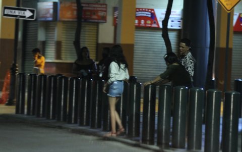 Situación. Los moradores dicen que debido a la prostitución, salir de noche es una situación de alto riesgo.