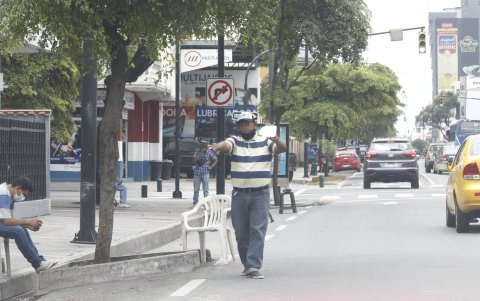 Situación. Los moradores denuncian que en diferentes calles se realiza la venta de accesorios de vehículos, la mayoría de veces son objetos robados.R