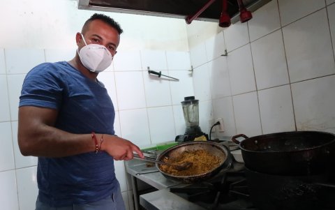 No todo es fútbol para Pedro Quiñónez, también tiene un restaurante.