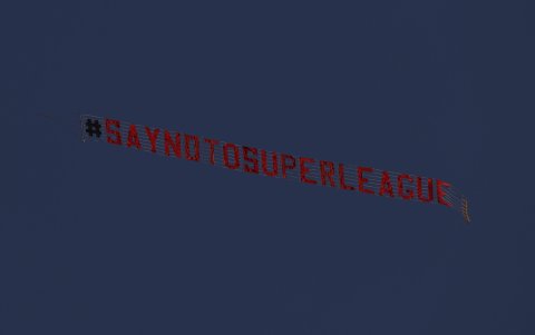 Un avión muestra una pancarta en contra de la creación de la Superliga. Sucedió antes del partido entre Leeds y Liverpool.