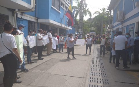 Cansados de no tener el servicio de agua potable, vecinos de la ciudadela Maldonado y de la cooperativa 18 de Abril acudieron al Municipio a reclamar en días pasados.