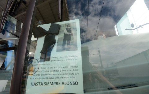 Los conductores llevan fotos de sus compañeros fallecidos en labores.