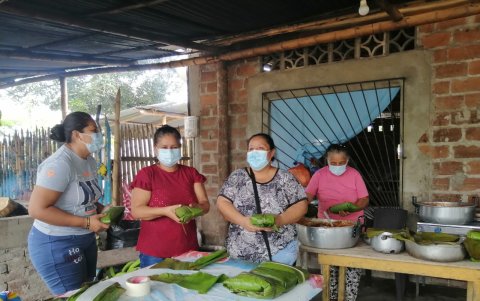 Comercializa. Cecilia Chávez, de blusa rosada, dirige todo el proceso de elaboración de los bollos que venden cada jueves y domingo.