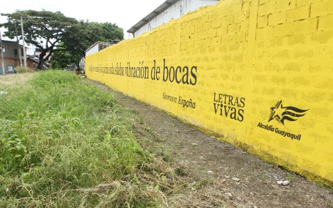 Entorno. En La Floresta 2, a escasos metros de la iglesia San Eduardo, se encuentra la frase de la poeta. Ell dice que no dio la autorización.