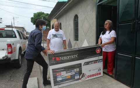 Instante en el que un equipo de EXPRESO llegó a su domicilio, ubicado en la ciudadela El Cóndor para realizar la entrega.