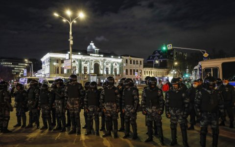 Policías rusos bloquean una calle durante un mitin de la oposición en Moscú.