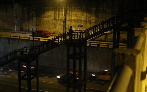 Vía a Daule. A escasos metros del colegio Dolores Sucre, este es el panorama. En el área circulan familias y comerciantes, ellos usan el paso peatonal, pero temen. Han sido víctimas de robos.