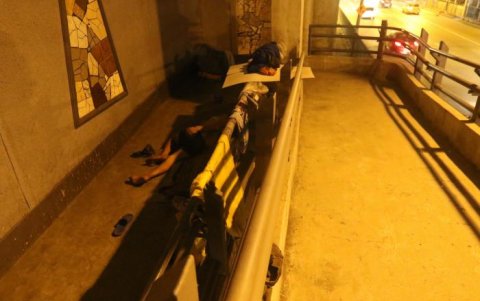 El paso elevado de García Goyena y Antepara se ha convertido en dormitorio de indigentes.