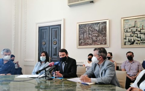 Personal municipal durante la reunión en la que se abordó el tema, este 21 de abril.