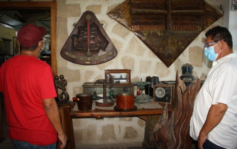 Las piezas se las exhiben en el museo del Farallón Dillon, ubicado en Lomas de Ballenita. Existen historias que los primeros pobladores narraban sobre los barcos.
