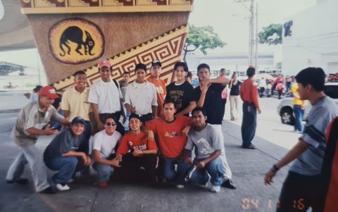 Mauricio en la fila para el ingreso a A todo dar.