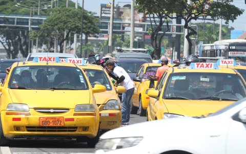 Avenida 25 de Julio. Los vendedores informales no esperan que el ciudadano los llame, en cuanto ve una ventana abierta se acerca.