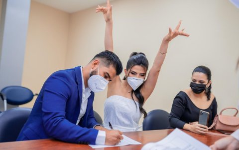 Muy emocionados durante el enlace.