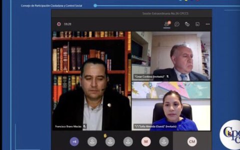 El consejero José Bravo (i) mocionó que se rechace el informe jurídico que sugiere la remoción del vocal.