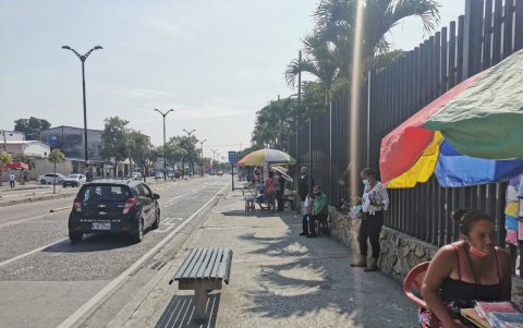 En la zona tampoco hay sombras que puedan hacer más cómodo el andar el peatón.