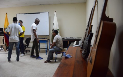 Ellos ensayan tres veces por semana. Guardan anécdotas de sus reuniones.