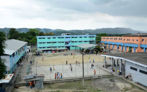 Los internos realizan actividades deportivas en los patios del centro.