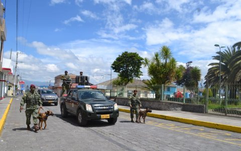 Operaciones. Militares de la Brigada Patria de Latacunga recorren las calles de Salcedo informando la vigencia del estado de excepción.
