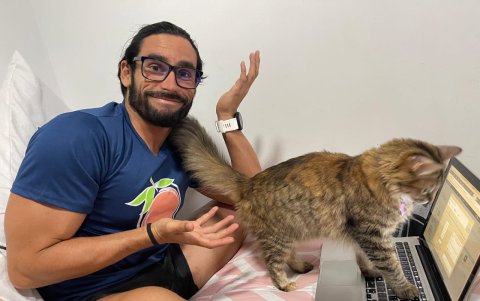 Juan José con la mascota Amapola.