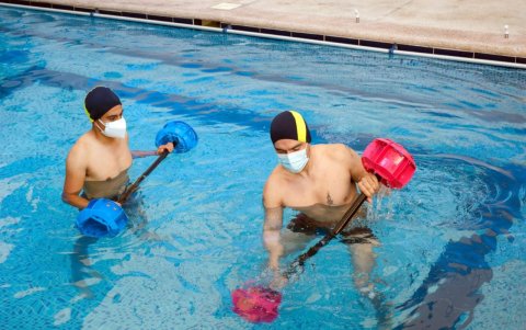 Dentro del agua, elcuerpo disminuye su peso, lo cual facilita ejercitarse en el agua