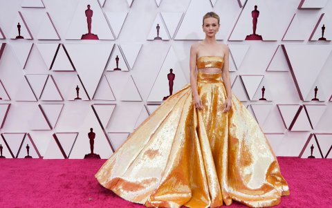 Carey Mulligan lució un look dorado de dos piezas.