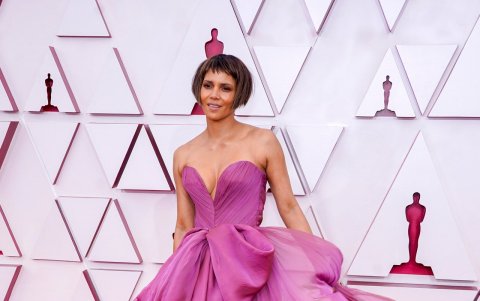 Halle Berry usó un vestido  Dolce & Gabbana.