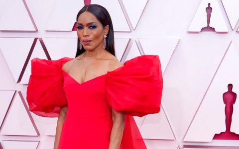 El vestido de Angela Bassett llamó la atención por las mangas estilo globo.