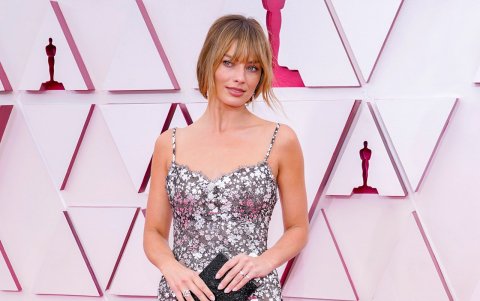 Margot Robbie con un estampado floral de Chanel.