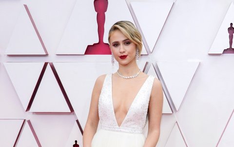 El vestido con tul de Maria Bakalova fue hecho por Chanel.