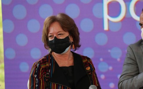 María Elena  Machucha, licenciada en Relaciones Públicas y Comunicación y ha realizado cursos de gestión cultural en Madrid en la Unión de Ciudades Capitales Iberoamericanas (UCCI).