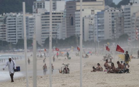Bañistas asisten a la playa de Leme hoy, lunes en Río de Janeiro