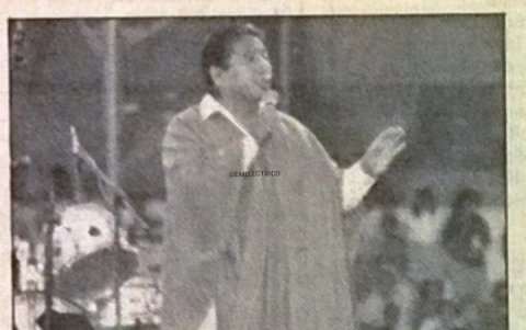Jesús Fichamba interpretando sus temas en la reinauguración del estadio Capwell en 1991.