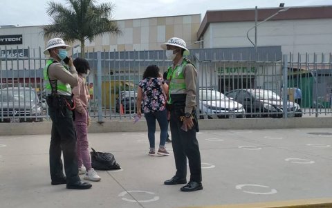 Tras su localización en Perú, las dos menores de nacionalidad venezolana quedaron bajo resguardo de la Policía de ese país. Su padre, Joel Oviedo, viajó para traerlas a Ecuador.