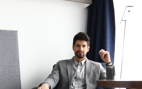 Antes de Mister International fue propuesto para el evento Mr. Ecuador USA.