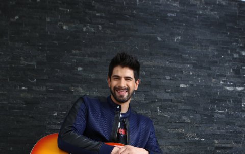 César se considera médico por vocación y cantante por pasión.