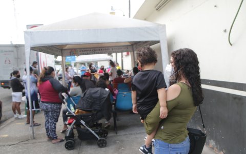 Los padres recorrieron la ciudad encontraron vacuna en el dispensario número 3, muchos venían del Guasmo, en centros cerca a sus casas no hay la dosis.