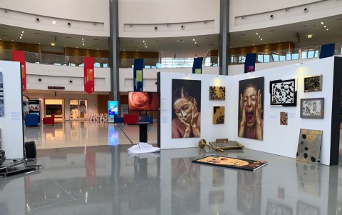 Sus creaciones la han convertido en una figura destacada en la escena internacional del arte contemporáneo.