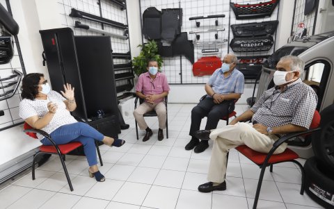 Propietarios de tiendas de accesorios de vehículos del centro de Guayaquil, preocupados por el confinamiento de fin de semana,