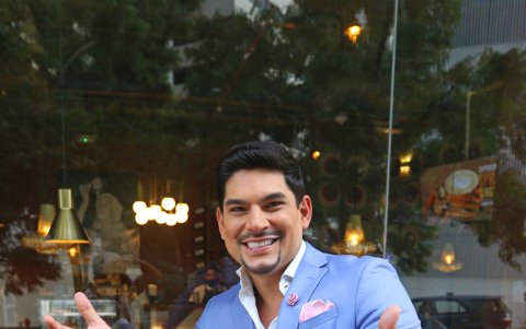 Tiene 34 años y cinco hijas.